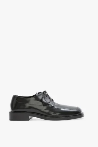 Flat lace-up shoe in black leather